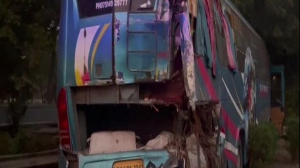 Noida ExpressWay पर भीषण सड़क हादसा, दो बसों की आपस में भिड़ंत, 3 की मौत, 15 घायल