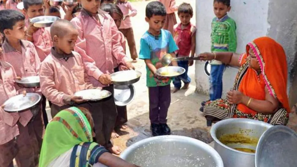 मिड डे मिल में बासमती चावल बता कर खिला रहे थे कीड़े, परिजनों ने किया हंगामा