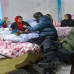 जोशीमठ में बर्फबारी बढ़ा रही प्रभावितों का 'दर्द', एक हॉल में 29 लोगों पर सिर्फ एक हीटर