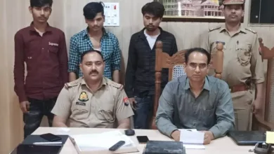 कोतवाली नगर पुलिस ने लूट की घटना में वांछित चल रहे तीन अभियुक्तों को लूट के माल सहित किया गिरफ्तार