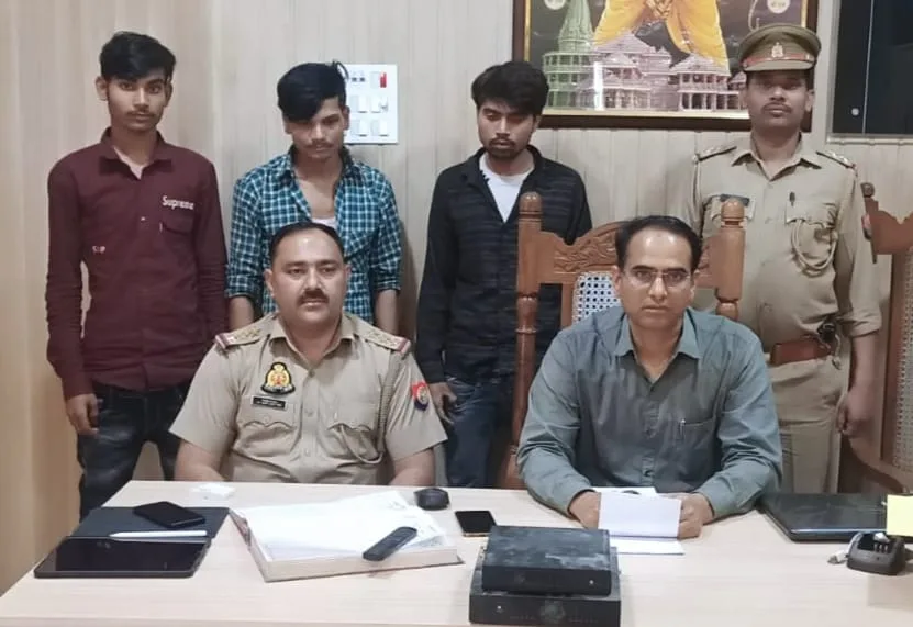 कोतवाली नगर पुलिस ने लूट की घटना में वांछित चल रहे तीन अभियुक्तों को लूट के माल सहित किया गिरफ्तार