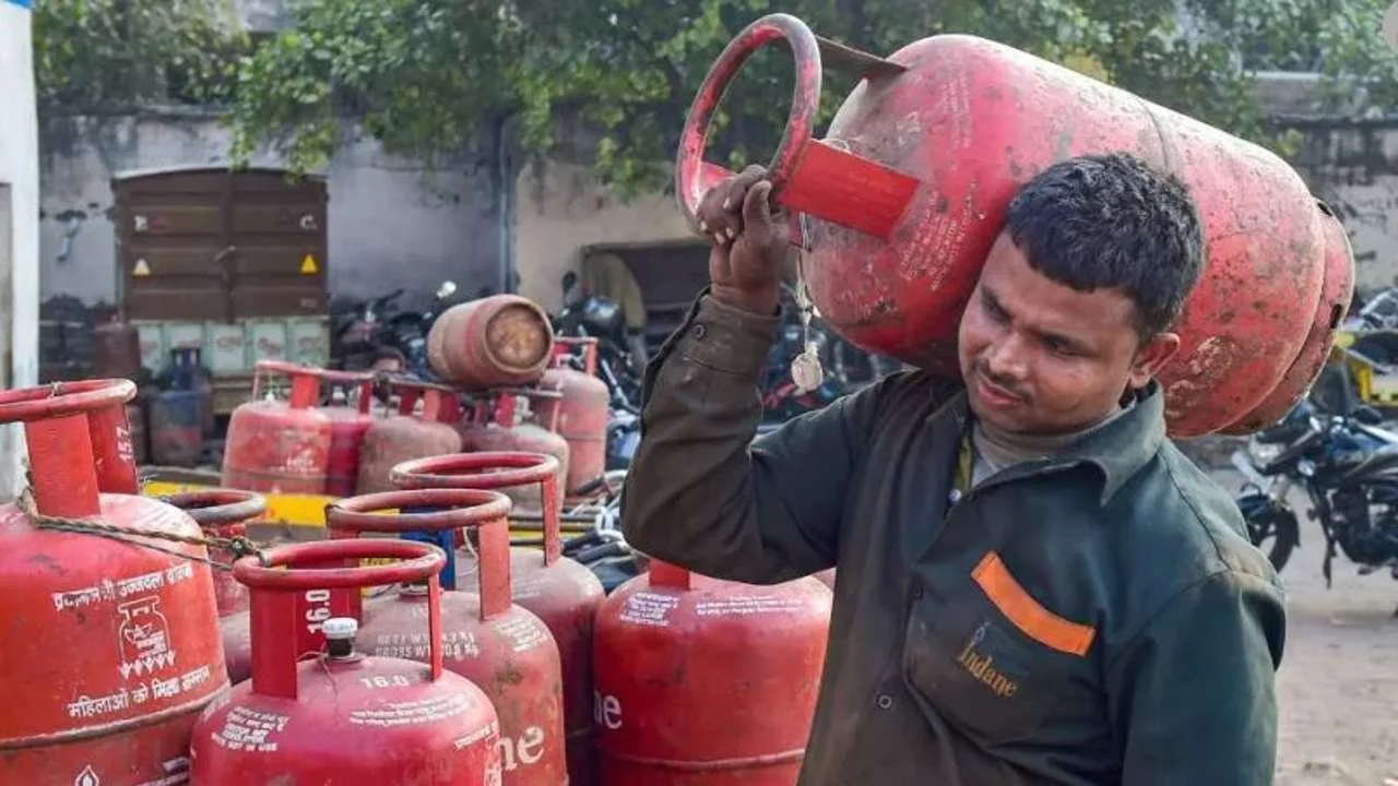 LPG Price: होली से पहले आई बड़ी खुशखबरी, सस्ते में मिल रहा गैस सिलेंडर, करना है ये काम