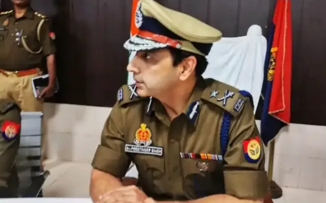 Agra पत्नी पुलिस कमिश्नर से बोली सर कार्यवाही नहीं करनी है पति से पंचायत करादो