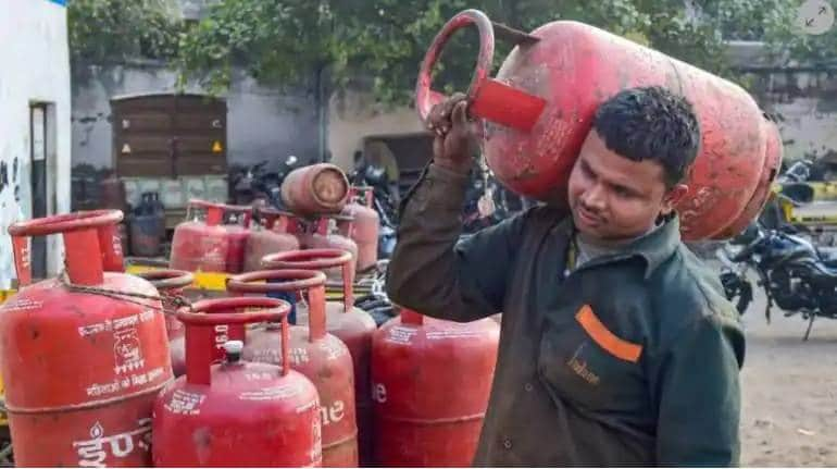 LPG Price Hike: होली से पहले आम जनता को झटका, गैस सिलेंडर हो गया महंगा