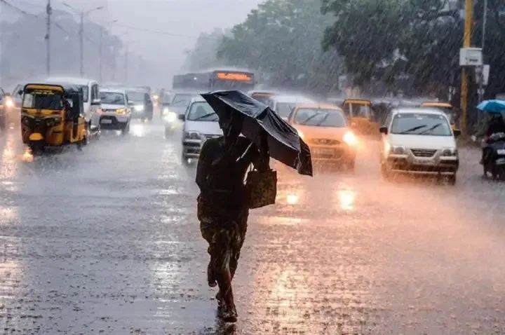 weather today: तेज गर्मी के साथ झमाझम बारिस, UP-MP सहित 11 राज्यों में अलर्ट