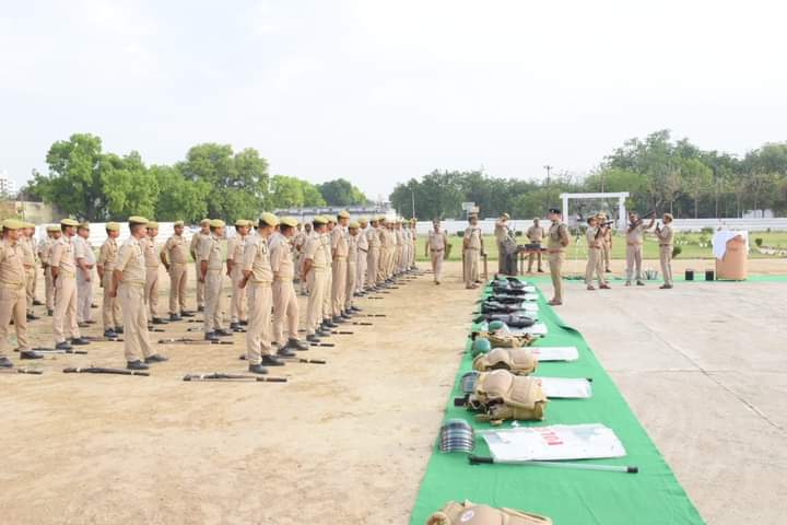 एसएसपी ने दंगा नियंत्रण उपकरणों को चलाने का अभ्यास करा आपातकालीन स्थिति से निपटने के बताए गुर