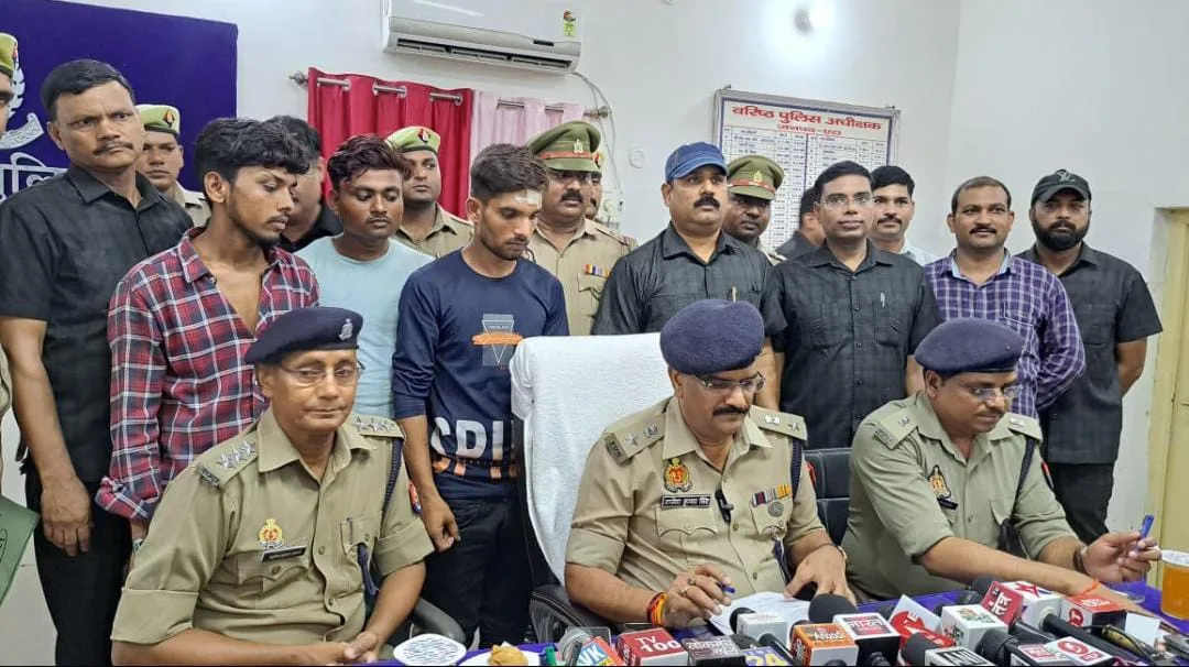 एक सप्ताह पूर्व हुई लूट के तीन आरोपियों को थाना पिलुआ पुलिस ने किया गिरफ्तार