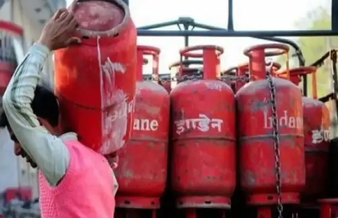 LPG latest Price: यूपी में आज से जाने किसे मिलेगा 200 रुपये सस्ता गैस सिलेंडर