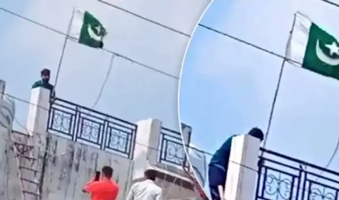 Hoisting Pakistan Flag: मुरादाबाद में अपने घर की छत पर पाकिस्तानी झंडा फहराने पर FIR