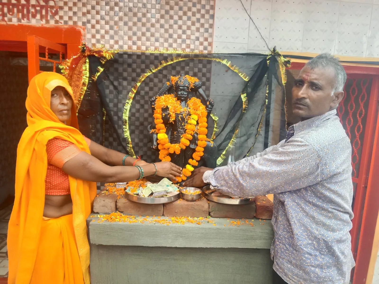 गांव के मंदिर में स्थापित की शनिदेव महाराज की मूर्ति।