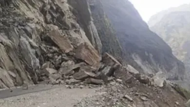 Uttrakhand : धारचूला-गुंजी मोटर मार्ग पर चट्टान के नीचे दबी जीप, नौ के मरने की आशंका