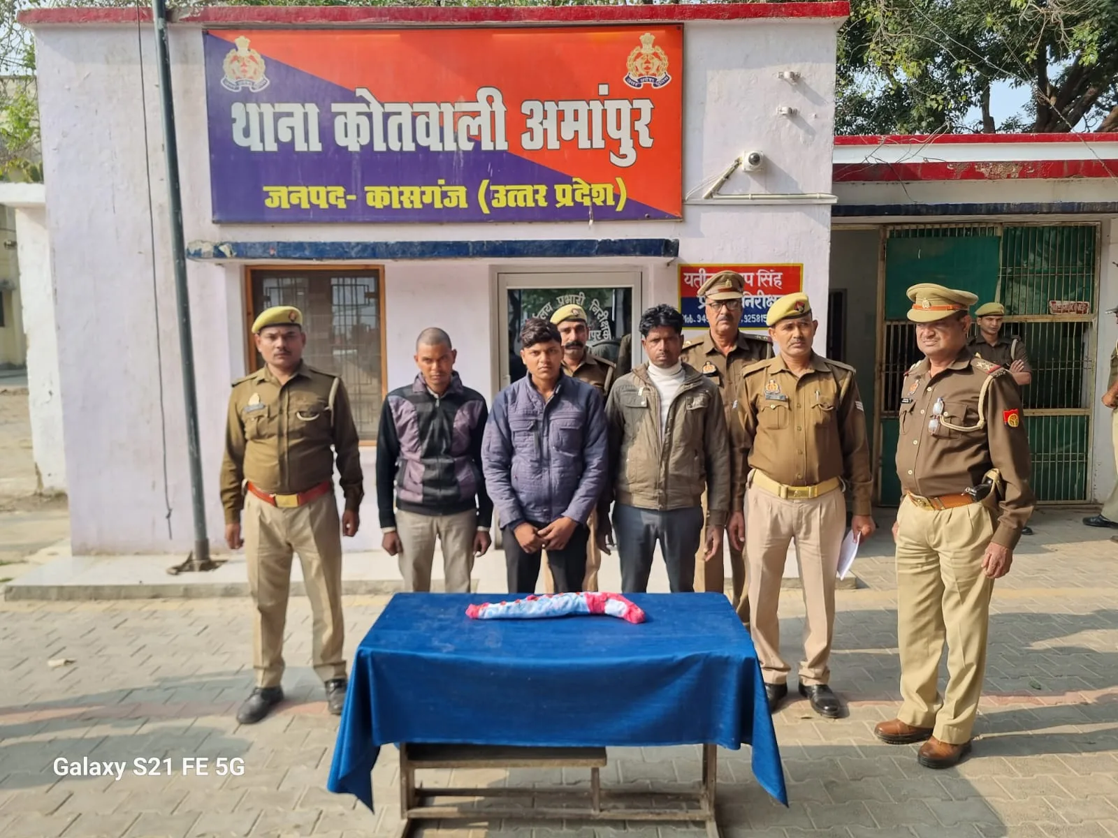 थाना अमापुर पुलिस द्वारा तीन वंचित अभियुक्तों को किया गिरफ्तार।