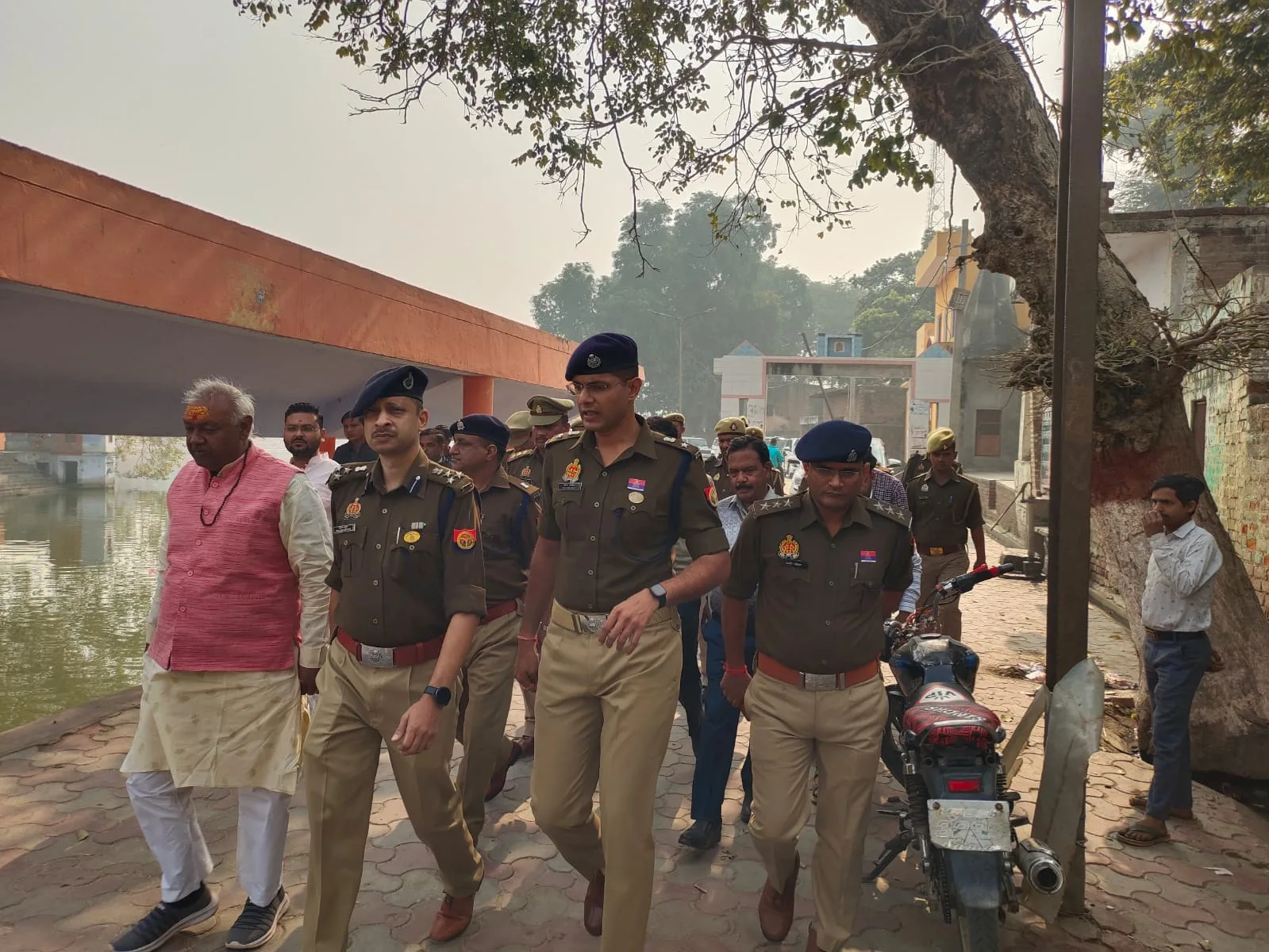 पुलिस उपमहानिरीक्षक अलीगढ़ ने किया शोरूम हर की पौड़ी गंगा का भ्रमण।