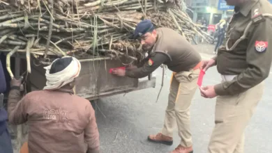 घने कोरेे के चलते पुलिस प्रशासन ने लगाये वाहनों पर रिफ्लेक्टर