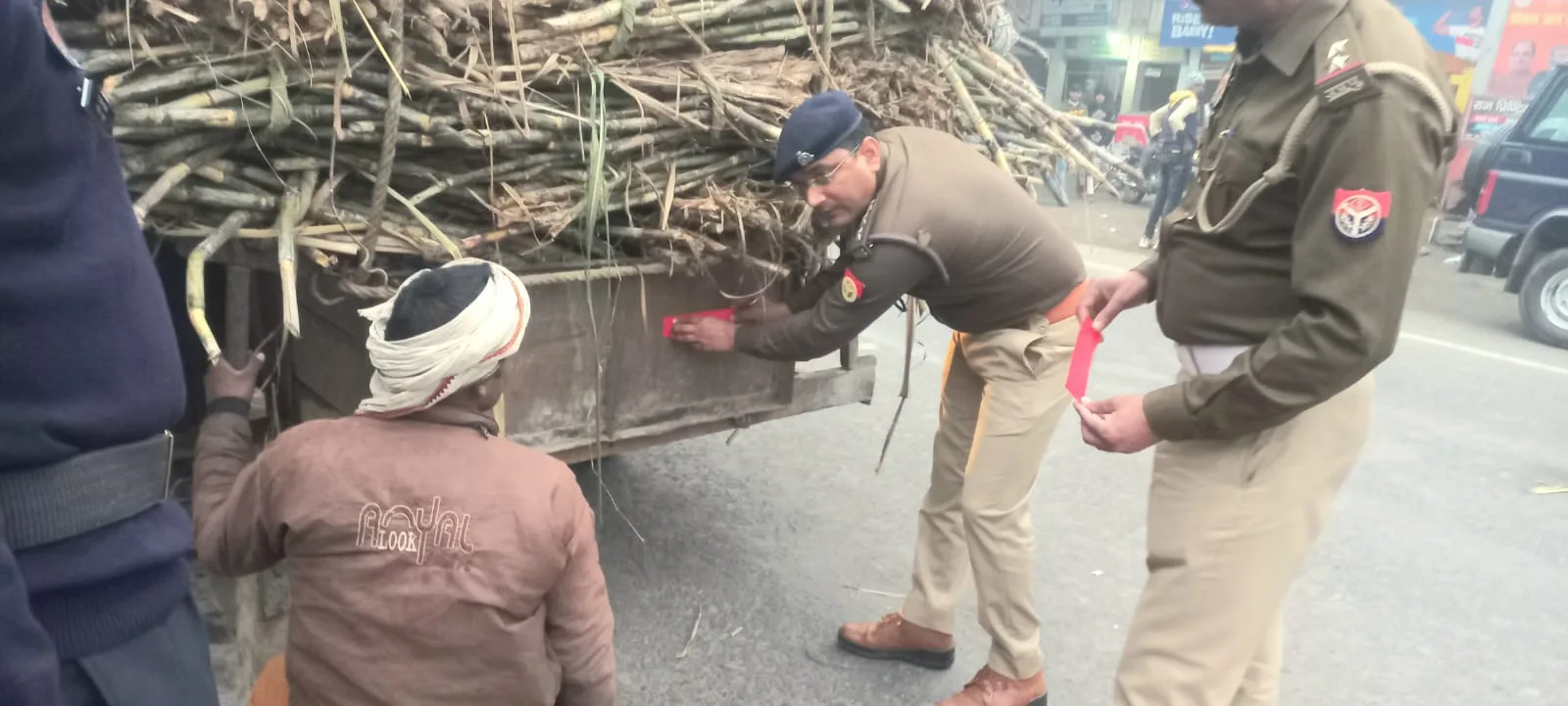 घने कोरेे के चलते पुलिस प्रशासन ने लगाये वाहनों पर रिफ्लेक्टर