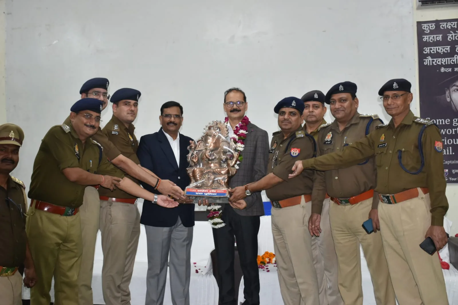 पुलिस अधीक्षक अपराध विनोद कुमार पाण्डेय के जनपद से पुलिस अधीक्षक अभिसूचना बनारस के पद पर स्थानांतरण होने पर दी गई भावभीनी विदाई