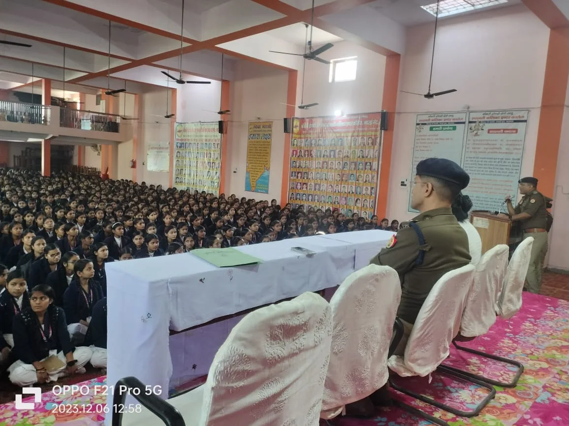 पुलिस अधीक्षक कासगंज द्वारा श्रीमती द्रोपती देवी जाजू सरस्वती बालिका इंटर कॉलेज में छात्राओं को ऑपरेशन जागृति के बारे में जानकारी प्रदान की।