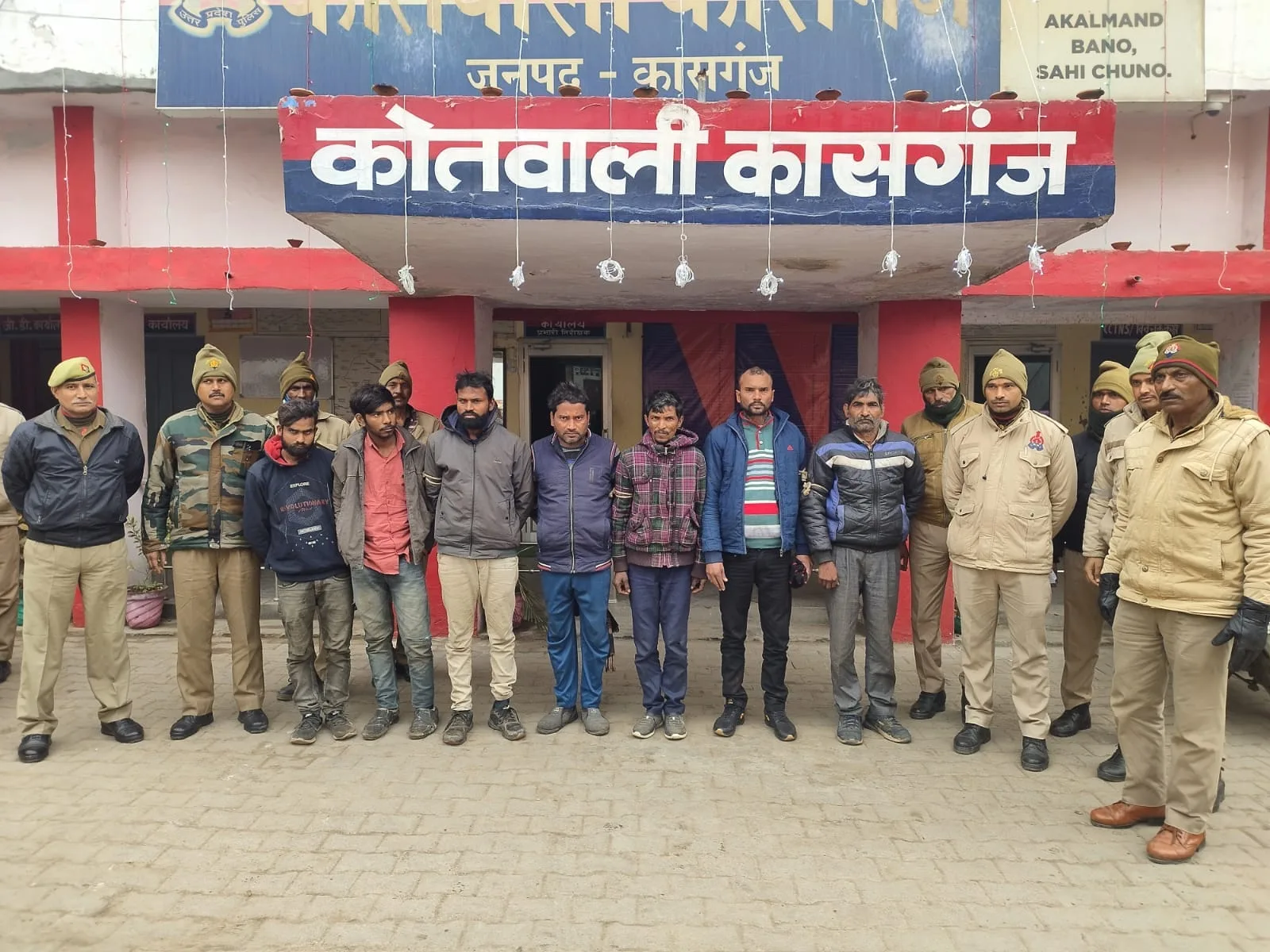 कासगंज पुलिस द्वारा 16 वारंटी अभियुक्तों को किया गिरफ्तार