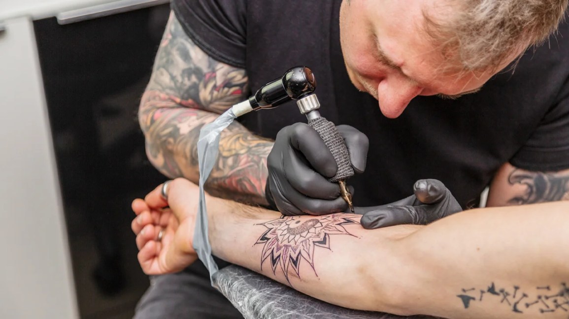 Tattoo Disease : टैटू बनवाने का शौक है तो हो जायँ सावधान, रिसर्च में कैंसर, HIV जैसी बीमारियां