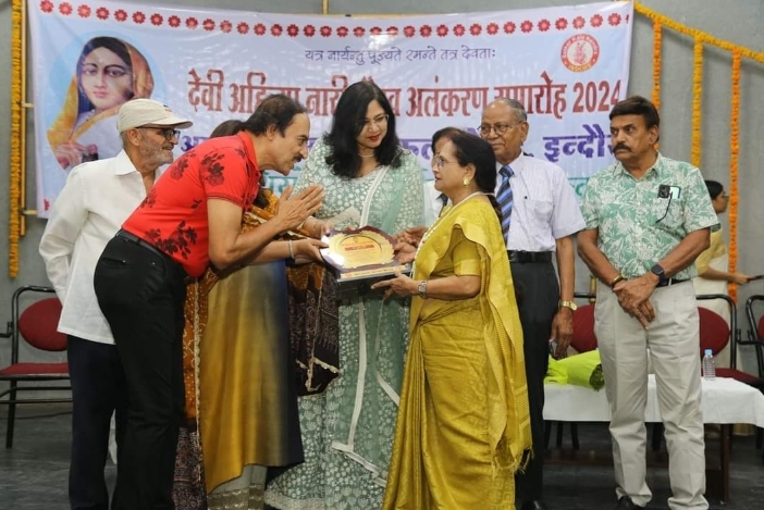 इंदौर की ख्याति लेखिका डॉ. पद्मा सिंह को “देवी अहिल्या नारी गौरव अलंकरण