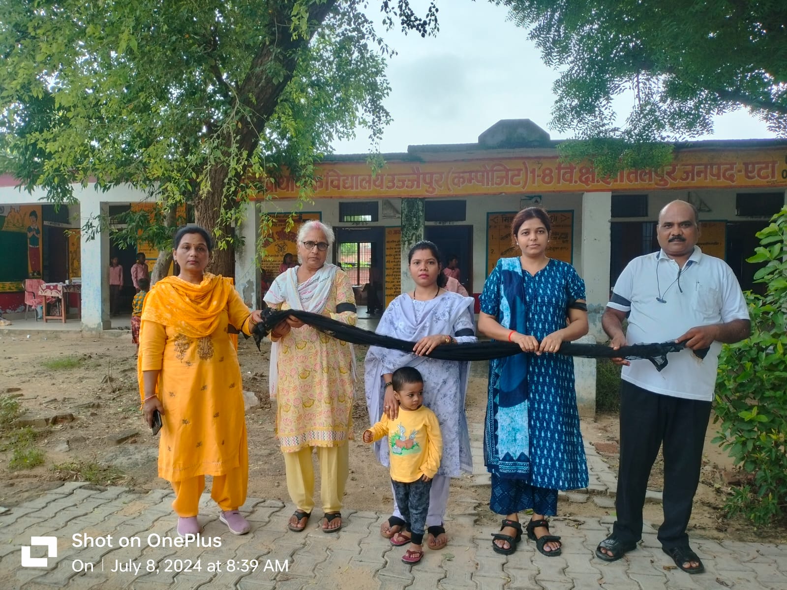 जनपद के समस्त शिक्षकों ने ऑनलाइन उपस्थिति के विरोध में काली पट्टी बांधकर किया शिक्षण कार्य