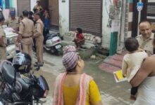 कालोनियों में पहुँची पुलिस ने काट मकान मालिकों के चालान, मचा हड़कम्प