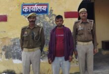 एटा की अवागढ़ पुलिस ने जुआ खेलते एक जुआरी 1100 रुपये सहित गिरफ्तार किया