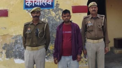 एटा की अवागढ़ पुलिस ने जुआ खेलते एक जुआरी 1100 रुपये सहित गिरफ्तार किया