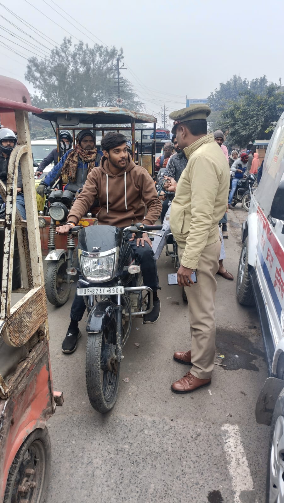 राष्ट्रीय सड़क सुरक्षा माह” अभियान के तहत यातायात पुलिस द्वारा यातायात नियमों का उल्लंघन करने पर 136 वाहनों का किया गया चालान